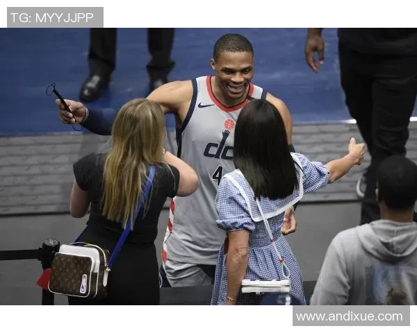 球迷对足球明星的热爱与追捧背后的心理因素探讨