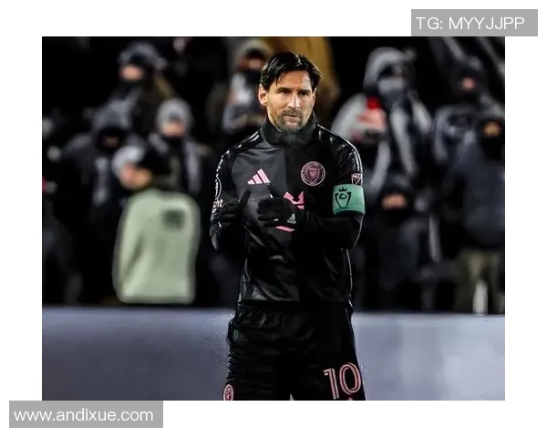 足球明星帅气高清图像展示引领潮流魅力瞬间尽显青春活力与竞技风范